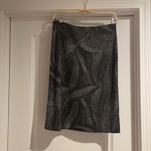 DKNY WOMENS BLACK AND WHITE SKIRT. SIZE SMALL.